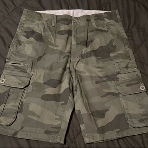 Men's Camouflage Cargo Shorts Khaki and green camo cargo shorts #skater size 32